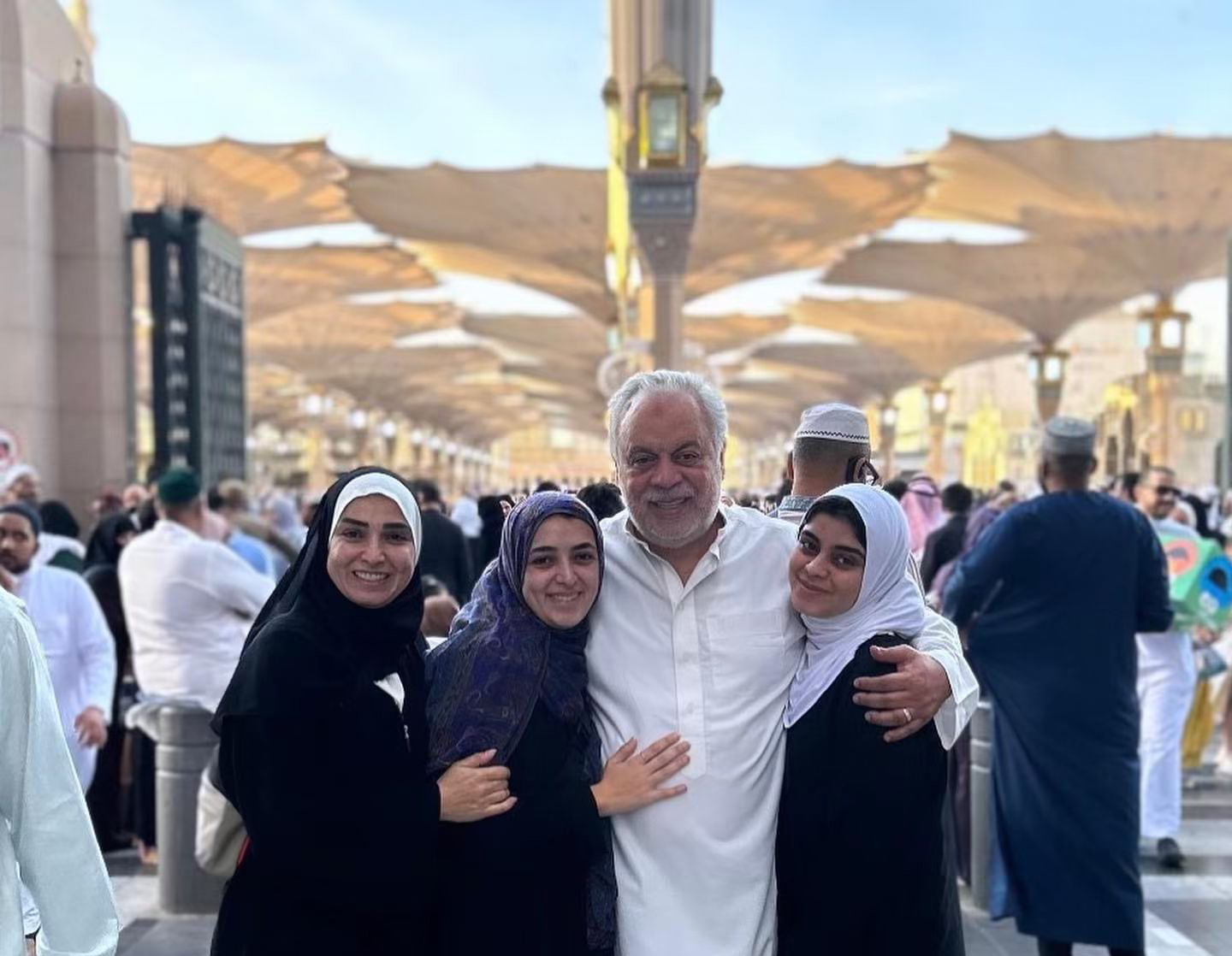 بالصور .. زكي مع روجينا ومايا ومريم بالمسجد النبوي 
