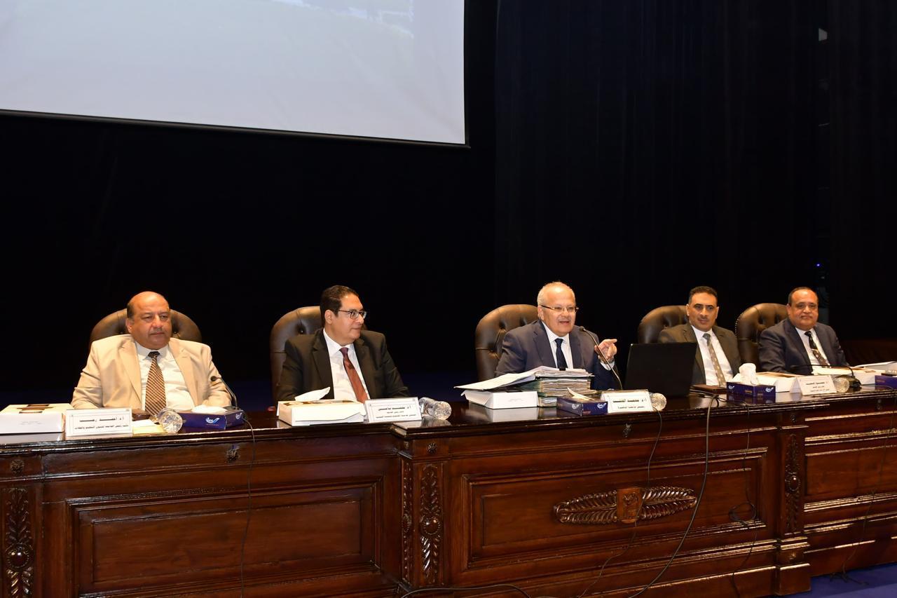 فى اجتماعه برئاسة د. الخشت:  مجلس جامعة القاهرة يهنئ الرئيس السيسى والشعب المصرى بثورة 30 يونيو مؤكدا ح تمثل تحولا جوهريًا وعلامة فارقة