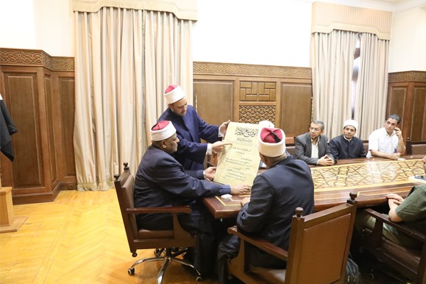 الأستاذ الدكتور عباس شومان يعتمد مشروعًا علميًّا بعنوان: «ذاكرة هيئة كبار العلماء».