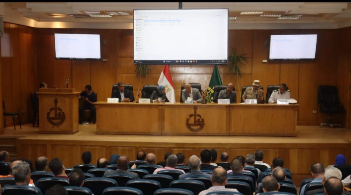 محافظ القليوبية يناقش استعدادات التدريب العملي لمجابهة الأزمات
