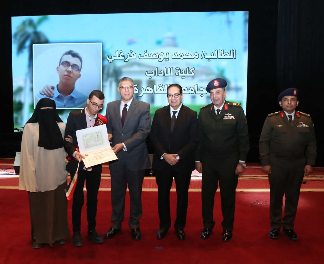 بحضور رئيس الجامعة ومحافظ الجيزة ومدير إدارة التجنيد والتعبئة:   احتفالية كبرى بجامعة القاهرة لتسليم شهادات المعاملة التجنيدية لذوي الهمم من طلاب الجامعة