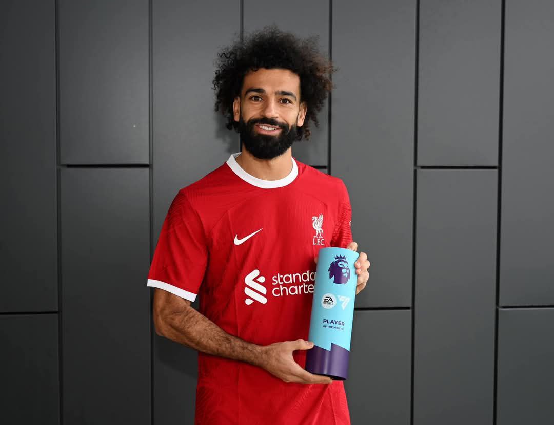  محمد صلاح، نجم فريق ليفربول الإنجليزي حصد جائزة أفضل لاعب في الدوري الإنجليزي لشهر نوفمبر من جمعية اللاعبين المحترفين