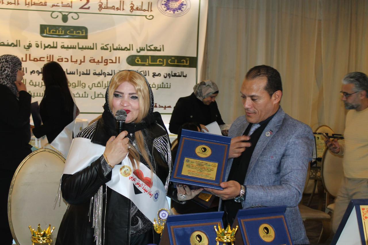 بالصور تكريم السفيرة الدكتورة ناهد شاكر بوسام سيدة الوطن العربي 
