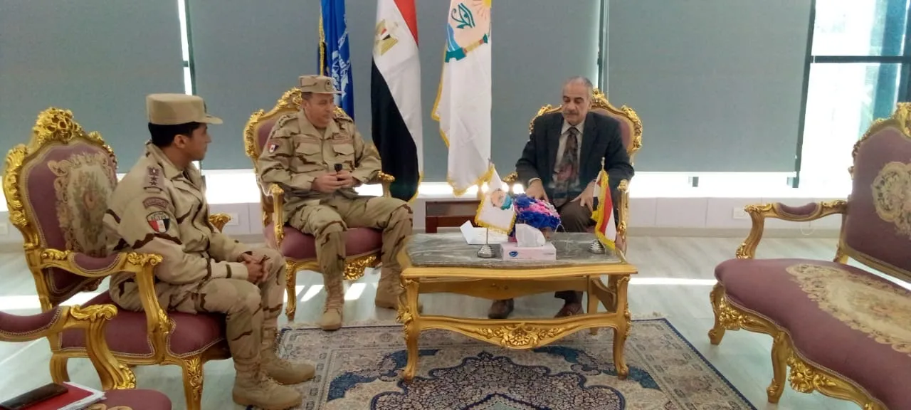 المستشار العسكري بالمحافظة يهنيء رئيس جامعة أسوان بمناسبة العام الميلادي الجديد 